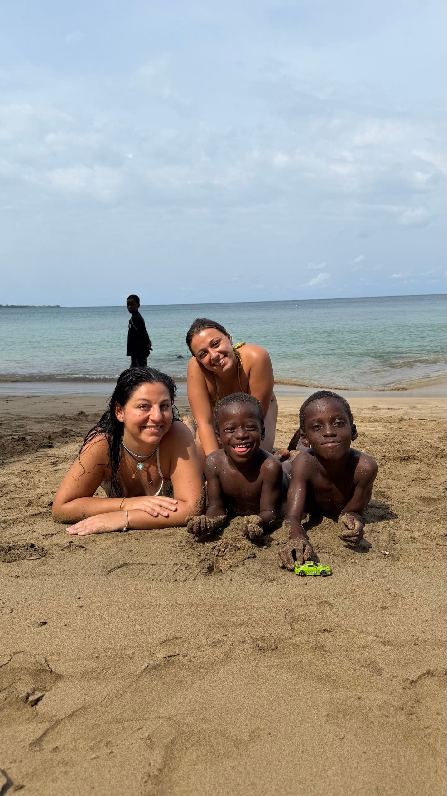Praia e oceano em São Tomé e Príncipe.
